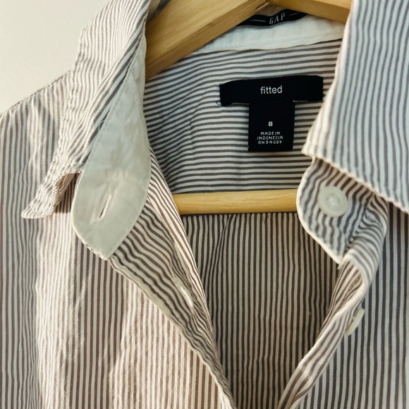 Gap Women’s Button Down Fitted Size 8 - Picture 7 of 7